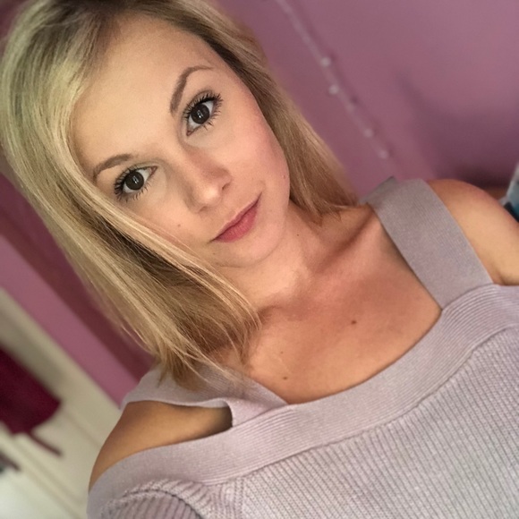 Profile Picture of Cassandra Barber (@cmbarber888) on Poshmark
