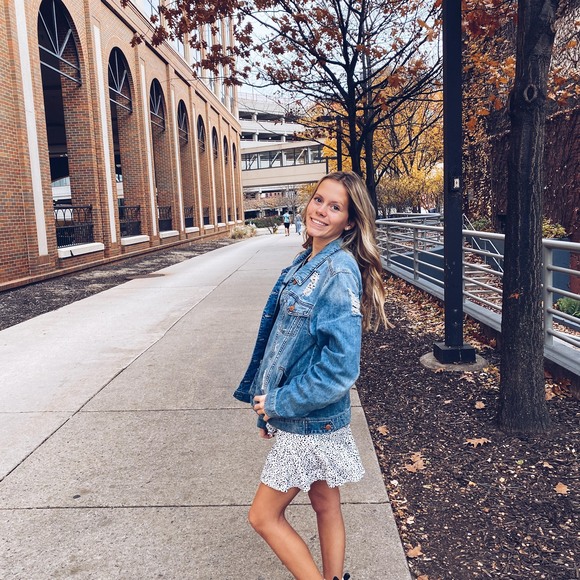 Profile Picture of Jenna Langdon (@jennabrinn) on Poshmark