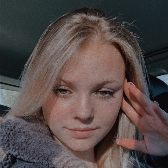 Profile Picture of Hollie Normington (@hnormington) on Poshmark