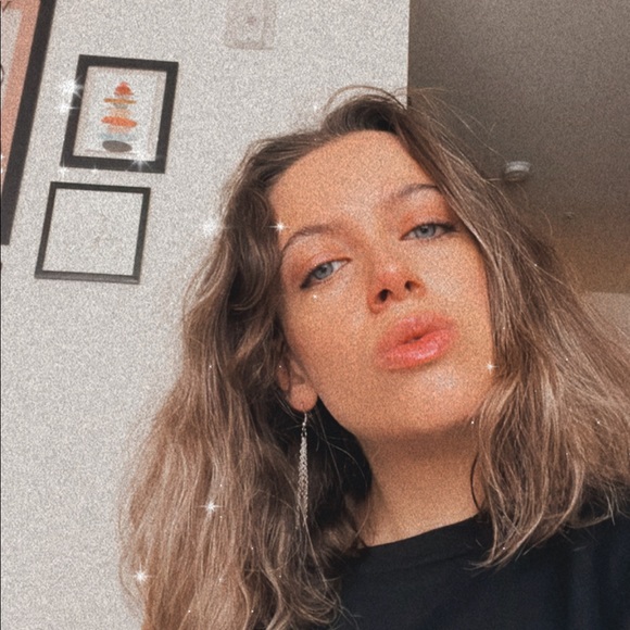 Profile Picture of Robyn Wilson-wolfe (@robynhoodww) on Poshmark