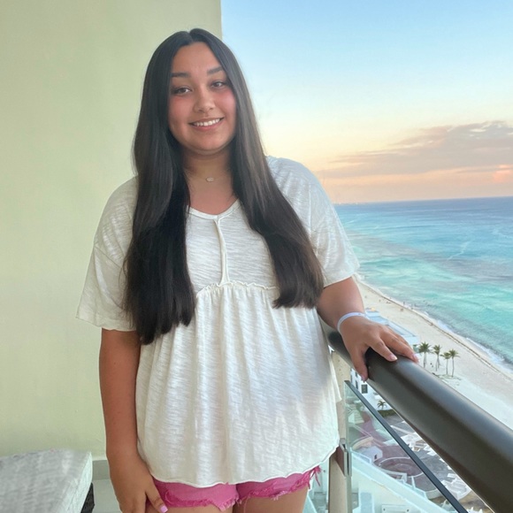 Profile Picture of Daniela Jara (@danielajara398) on Poshmark