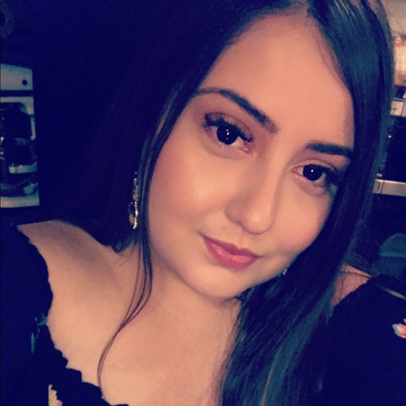 Profile Picture of Karen Bujanda (@karenbujanda12) on Poshmark