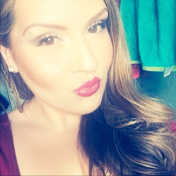 Profile Picture of Michell A (@xoxoglamchick) on Poshmark