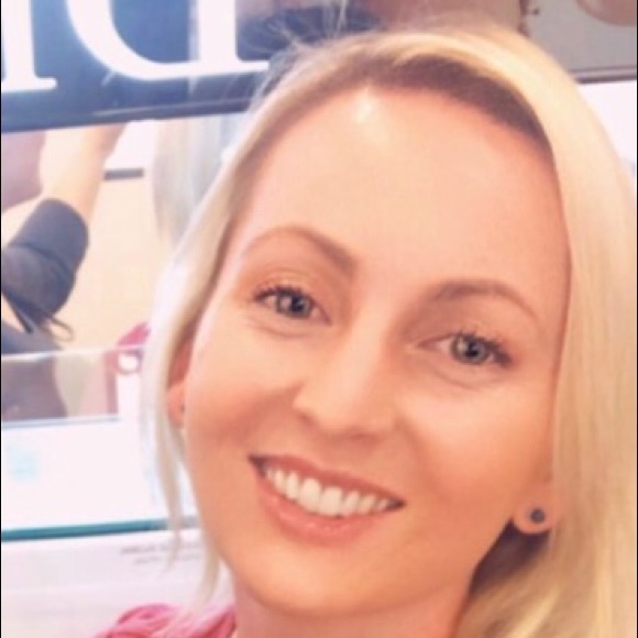 Profile Picture of Amanda Corbett (@amandacorbett51) on Poshmark