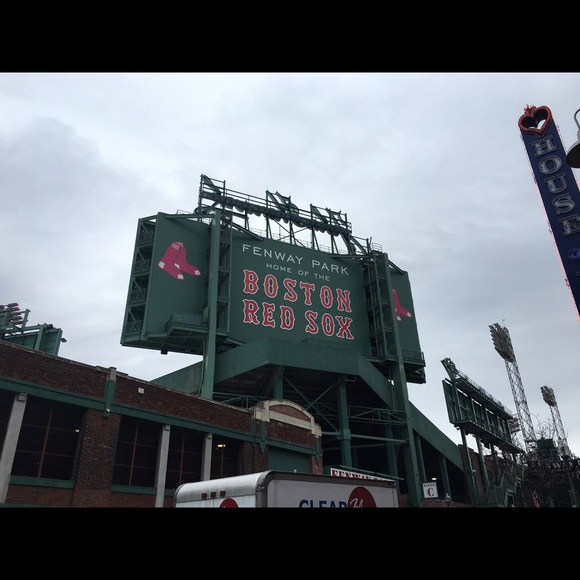 Profile Picture of Chris Souza (@cms1277) on Poshmark