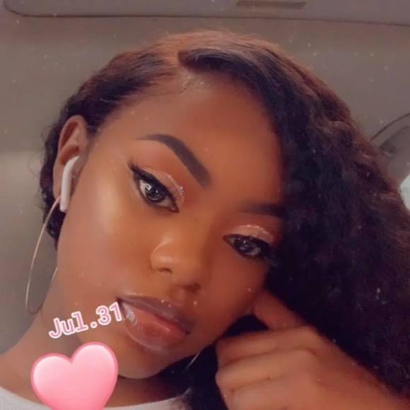 Profile Picture of Tiana Roberts (@tianaj25) on Poshmark