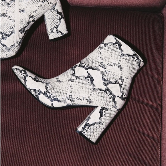 Profile Picture of Lucy Davey (@lucydavey) on Poshmark