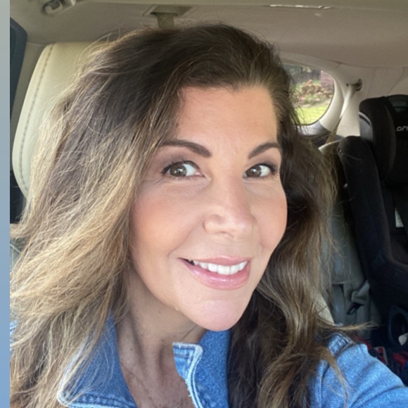 Profile Picture of Joelle Seltzer (@rseltzer5) on Poshmark