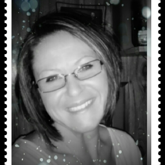 Profile Picture of Amanda Manning (@amandamanning1) on Poshmark
