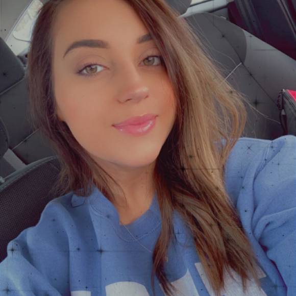 Profile Picture of Elizabeth Kinner (@liz_bethhhh) on Poshmark
