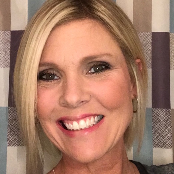 Profile Picture of Kimbrelly Setzer (@kimbrellysetzer) on Poshmark