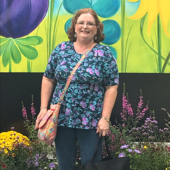 Profile Picture of Lynn Dattilo (@lynndatt) on Poshmark