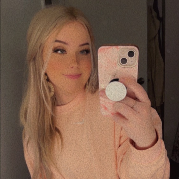 Profile Picture of Amanda Magnusen (@amandamagnusen) on Poshmark