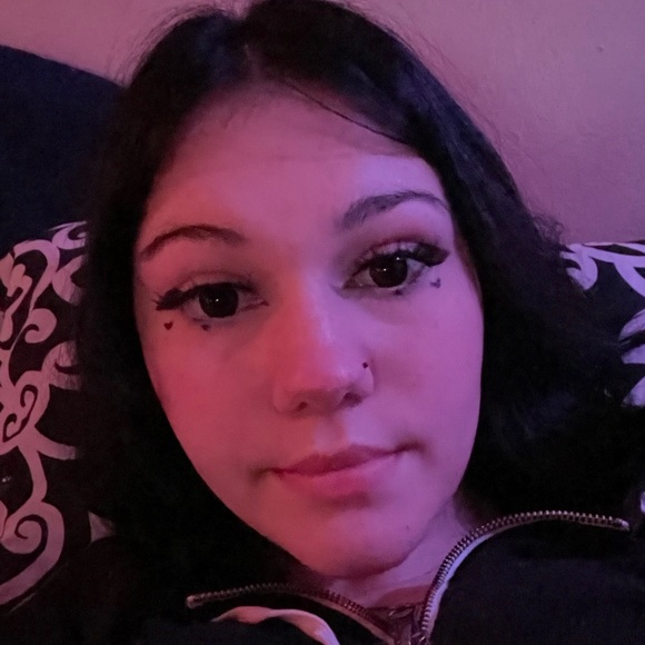 Profile Picture of Kyleena Lopez (@kyleenalopez) on Poshmark