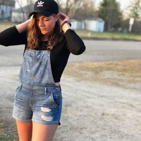 Profile Picture of Sarah Lofgren (@sarahlofgren) on Poshmark