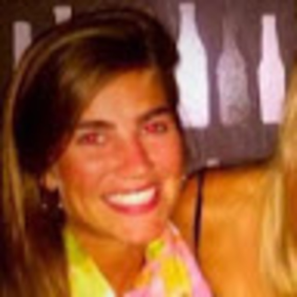 Profile Picture of Julia Quinn (@juliagquinn) on Poshmark