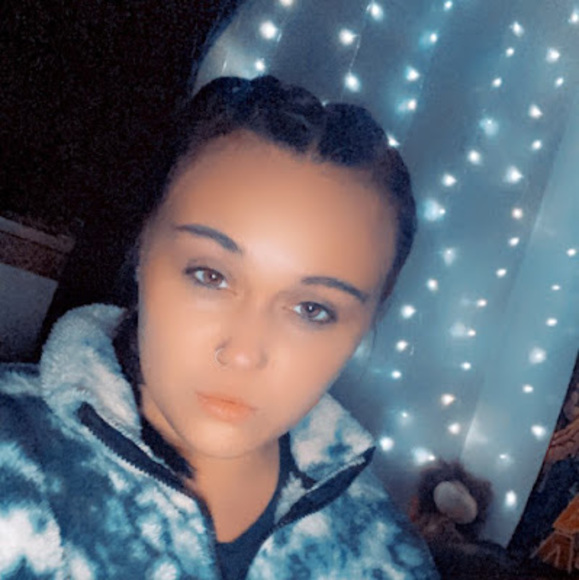 Profile Picture of Anna Albright (@annaalbright591) on Poshmark