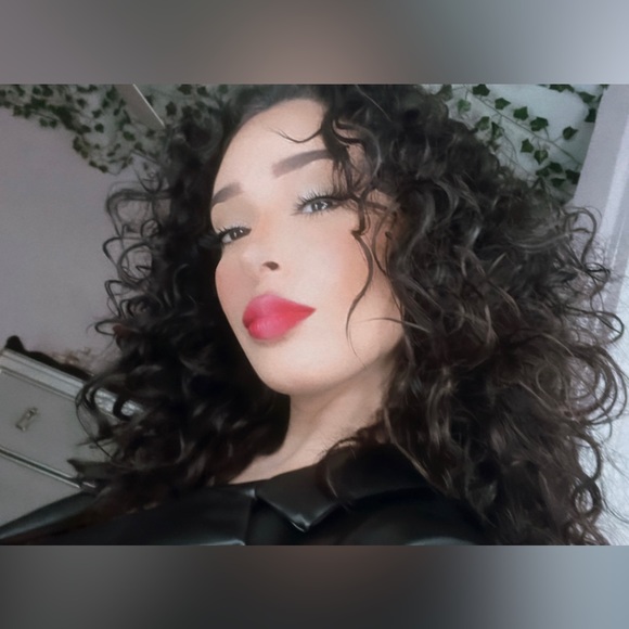 Profile Picture of Gabriela Lora (@gabrielalora) on Poshmark