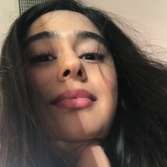 Profile Picture of Crystal Corona (@watergrass_23) on Poshmark