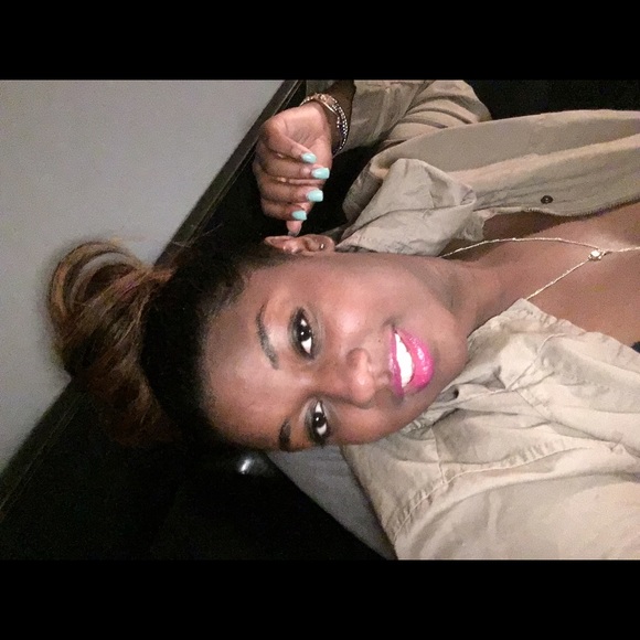 Profile Picture of Dominique Yates (@domy468) on Poshmark