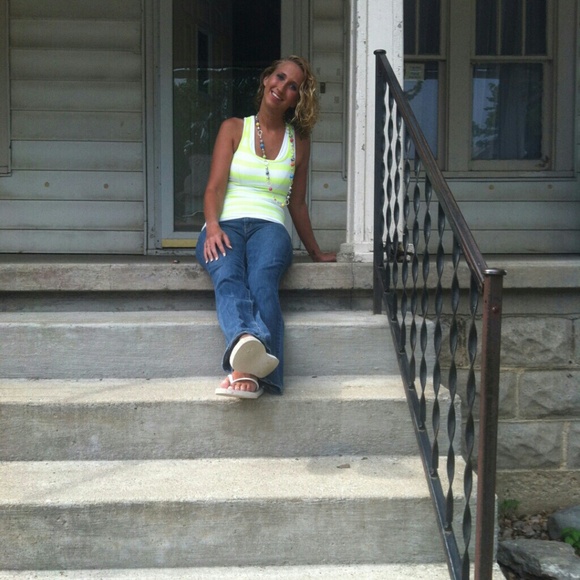 Profile Picture of Jacqueline Vandoren (@vandoren) on Poshmark