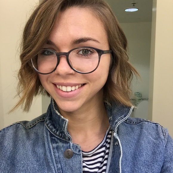 Profile Picture of Laura Ananian (@plaintrousers) on Poshmark