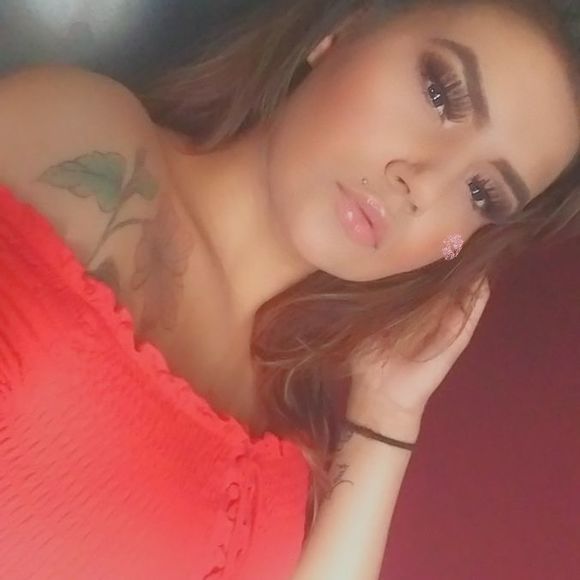 Profile Picture of Laurissa Schellenberg (@laurissaschelle) on Poshmark