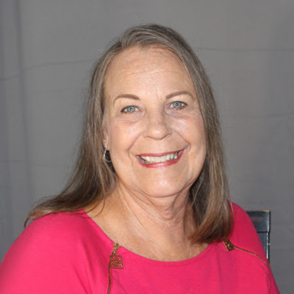 Profile Picture of Lisa Schnurr (@eschnurr59) on Poshmark