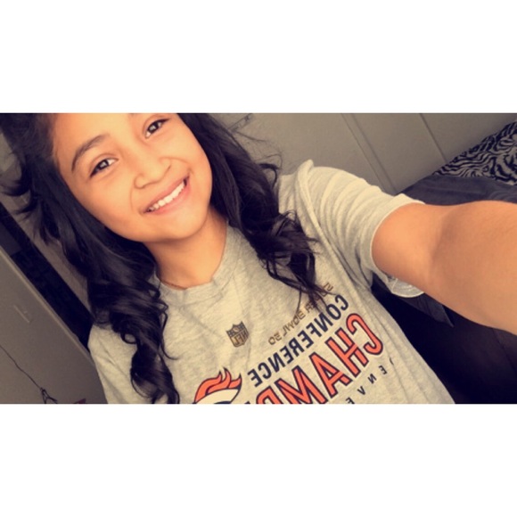 Profile Picture of Vanessa Aguilar (@shopper190) on Poshmark