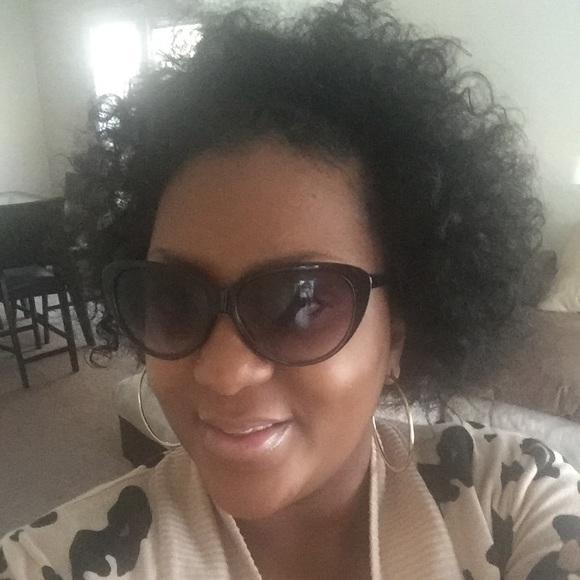 Profile Picture of Sharelle Smith (@sharelle723) on Poshmark