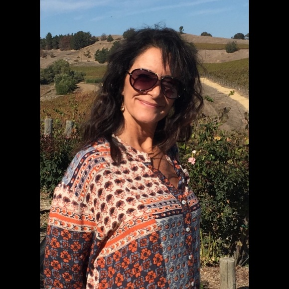 Profile Picture of Lucie Schuster (@luciesarina) on Poshmark