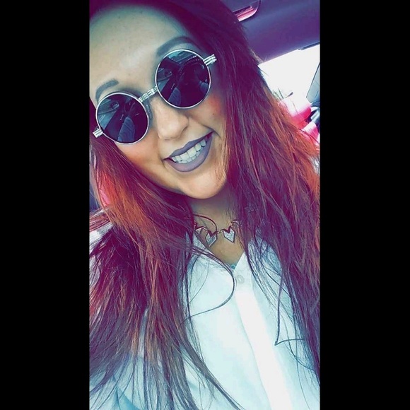 Profile Picture of Olivia Gibbs (@oliviak2115) on Poshmark