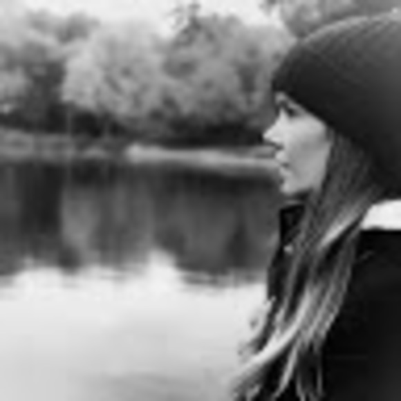 Profile Picture of Elina Loye (@elinal16) on Poshmark