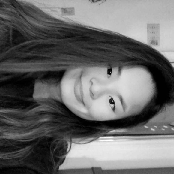 Profile Picture of Lily Ryan (@lilymxo_) on Poshmark