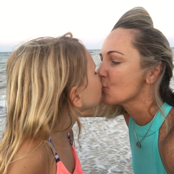 Profile Picture of Beverly Poole (@beverlylynn80) on Poshmark
