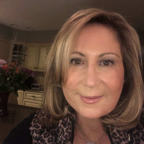 Profile Picture of Andi Barsky (@andi_barsky) on Poshmark