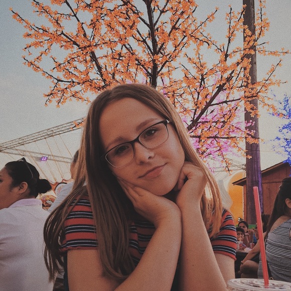 Profile Picture of Emily Harker (@emilyharker2) on Poshmark