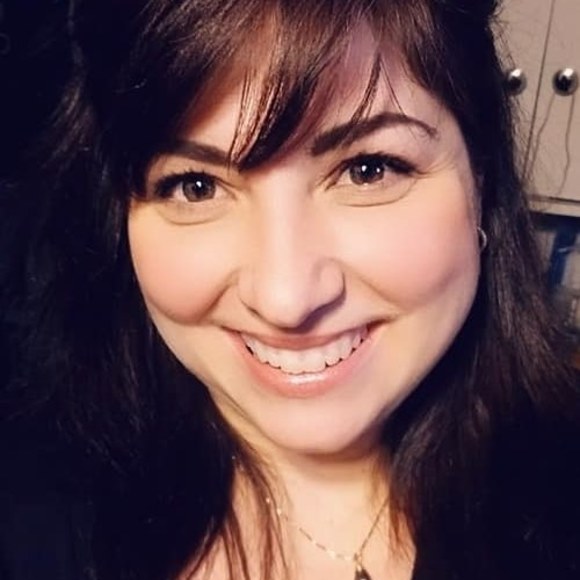 Profile Picture of Isabelle Nadeau (@babelle21) on Poshmark