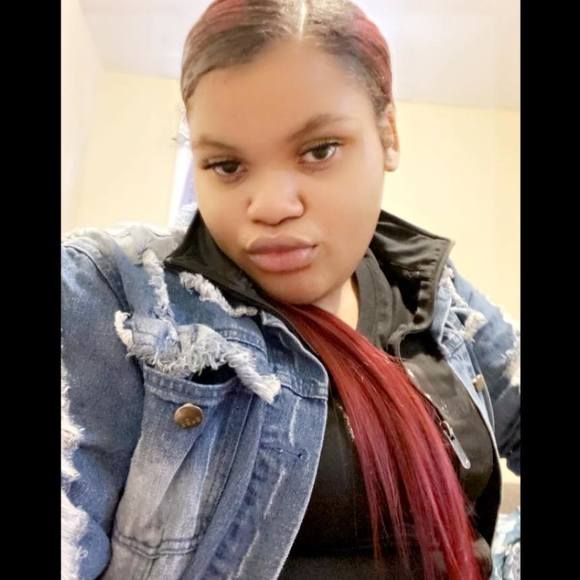 Profile Picture of Ashanti Bartee (@ashmarbar0827) on Poshmark
