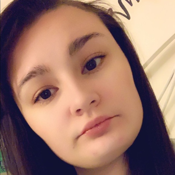 Profile Picture of Brianna Bennett (@bbennett1206) on Poshmark