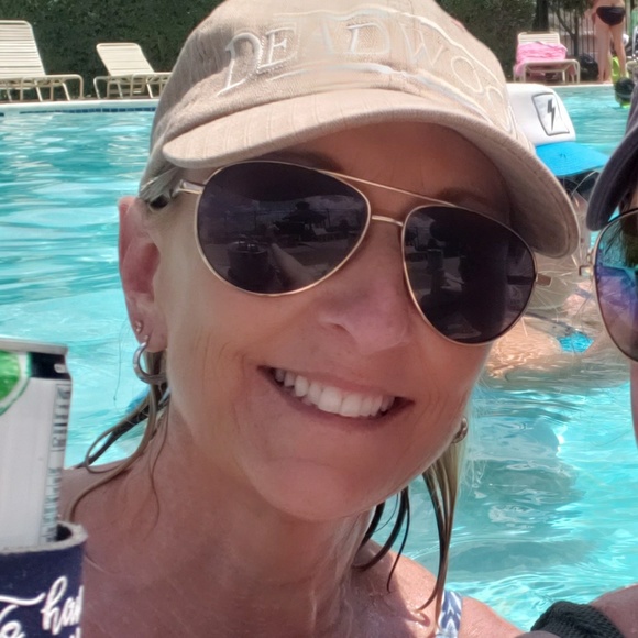 Profile Picture of Mary Ireland (@meireland68) on Poshmark