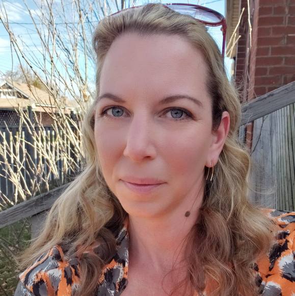 Profile Picture of Robyn Bobiak (@stu_robyn) on Poshmark