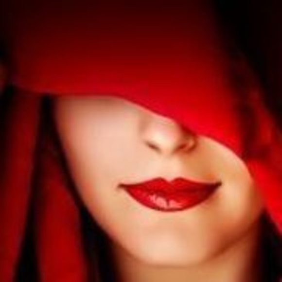 Heather Batstone - Poshmark Profile Picture of Heather Batstone (@heatherbatstone) on Poshmark