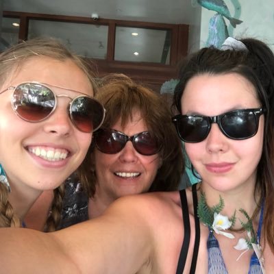 Profile Picture of Shelley  🍸 🎬 🐾 (@shortbuslife) on Twitter