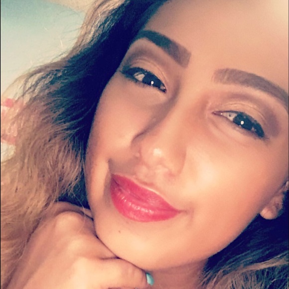 Profile Picture of Sofia Avendano (@savendano00) on Poshmark