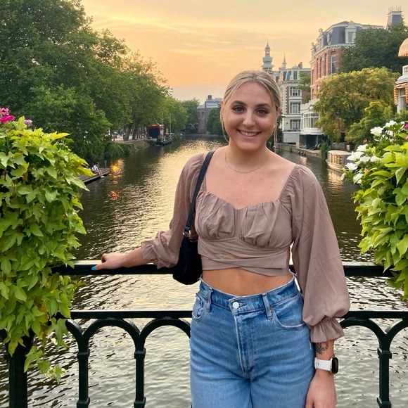 Profile Picture of Olivia Schuster (@olivia_schuster) on Poshmark