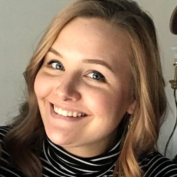 Profile Picture of Cydney Long (@cydneylong) on Poshmark