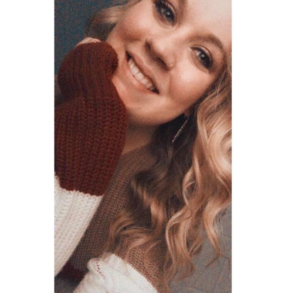 Profile Picture of Amber James (@amber1922) on Poshmark