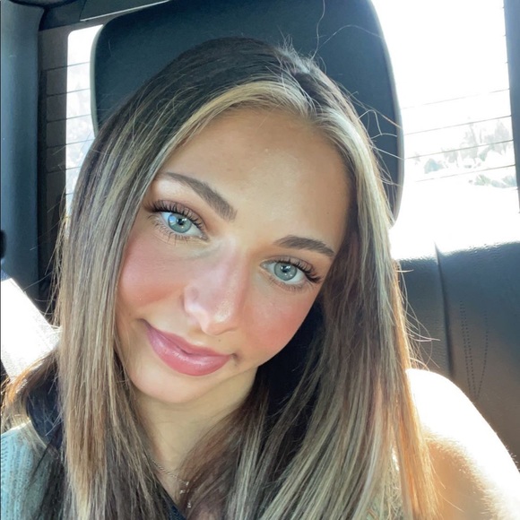 Profile Picture of Bella Muzzolini (@imuzzolini) on Poshmark