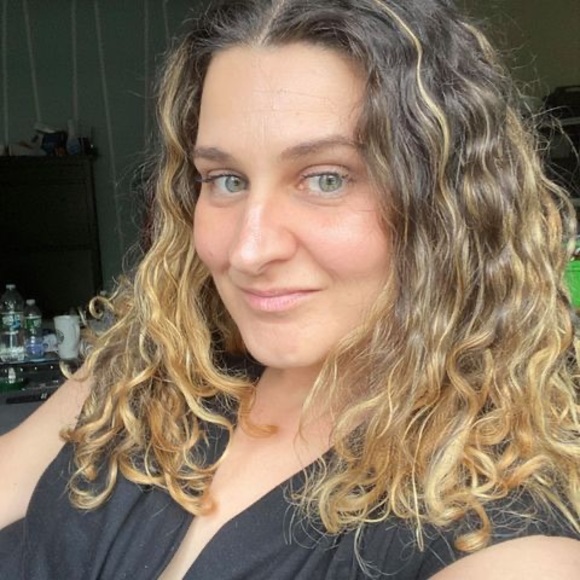 Profile Picture of Laura Buzovi (@laurabuzovi) on Poshmark